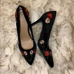 Velvet heels with flower embroidery